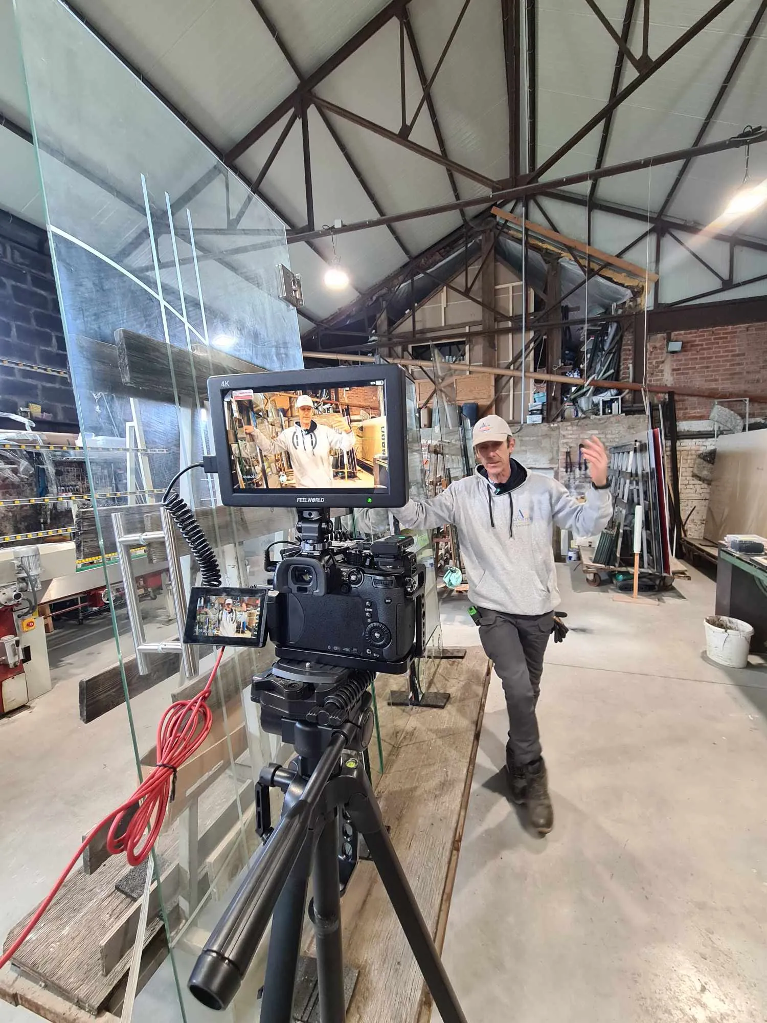 Caméra sur trépied et écran de contrôle pendant le tournage chez All Vitres